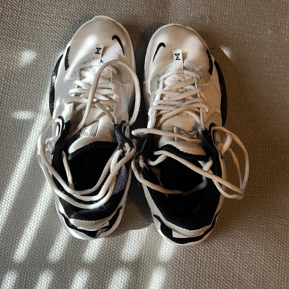 Basketball shoes